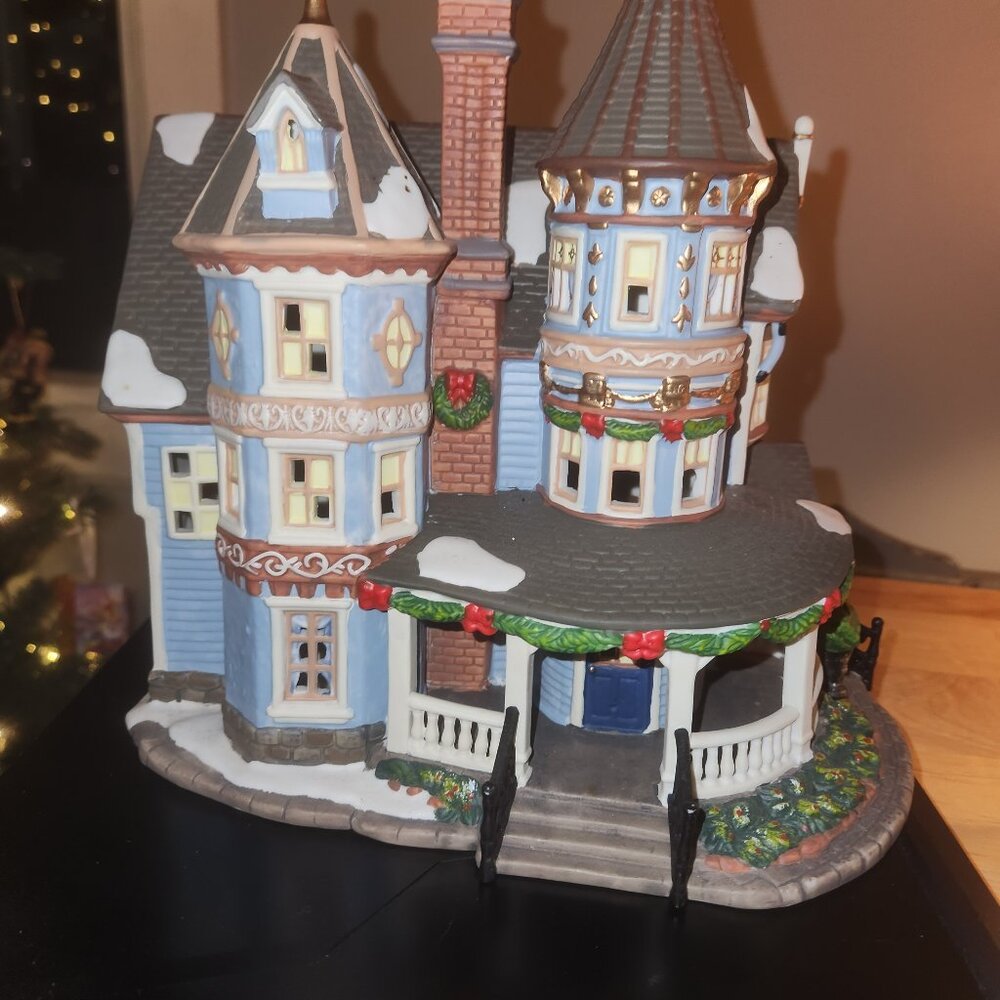 Victorian Limited Edition lighted house 2004